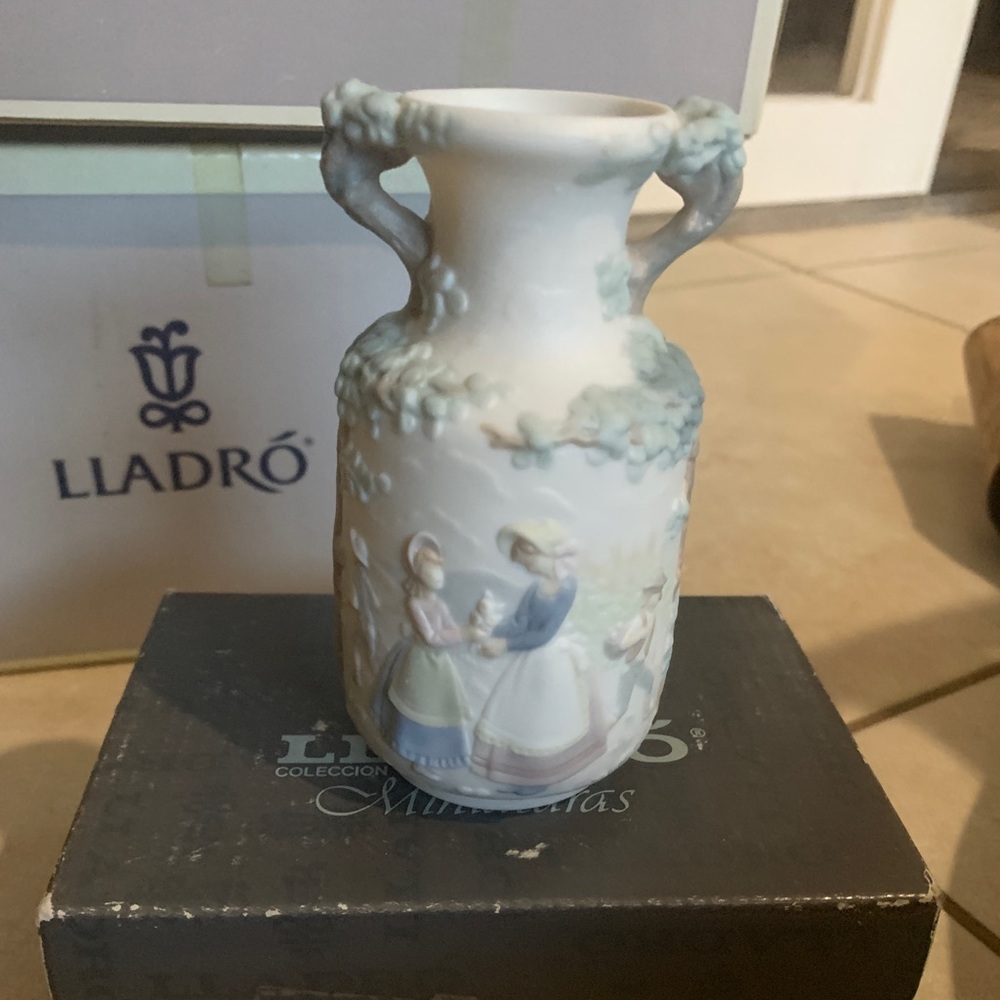 Lladro Urn 5262 retired in 1990